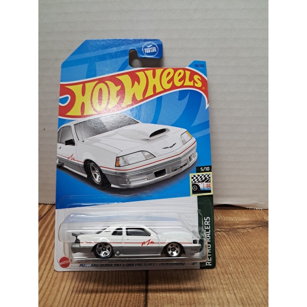 2021 “NEW” Hot Wheels RETRO RACERS 5/10 Matt and Debbie Hay’s 1988 Thunderbird